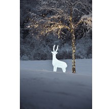 Dekorativer Hirsch mit Beleuchtung im verschneiten Garten.