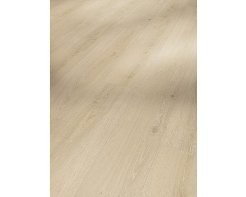 Heller Laminatboden mit Holzoptik.