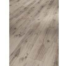 Nahaufnahme von hellem Laminatboden mit Holzstruktur