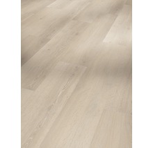 Heller Laminatboden mit Holzoptik