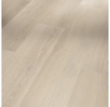 Verlegte helle Laminatbodenpaneele mit Holzstruktur