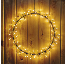 LED-Lichterkranz vor Holzwand
