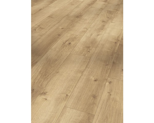 Nahaufnahme von Laminatboden in Holzoptik