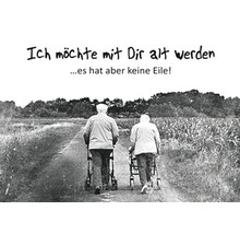 Schwarz-Weiß-Foto zweier älterer Menschen mit Gehhilfen auf einem Feldweg unter dem Schriftzug Ich möchte mit Dir alt werden …es hat aber keine Eile!