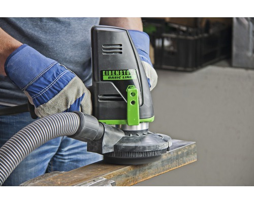 Person bedient eine Eibenstock Bürstenmaschine zum Bearbeiten von Metall.