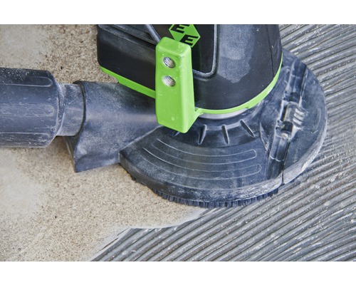 Fliesenreinigungsmaschine im Einsatz auf Fliesenboden