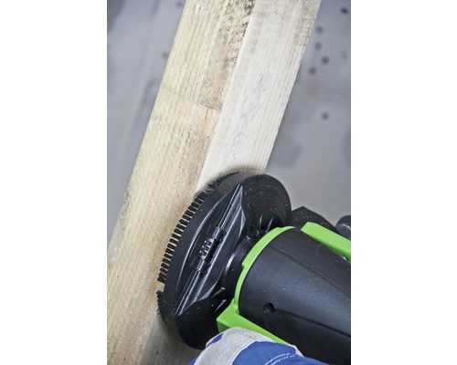 Eine Bürstenmaschine bearbeitet ein Holzbrett.