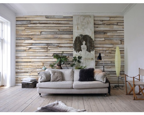 Wohnzimmer mit Sofa, Holzwand und dekorativen Elementen für ein gemütliches Ambiente