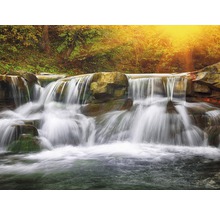 Wasserfall über Felsen im Wald