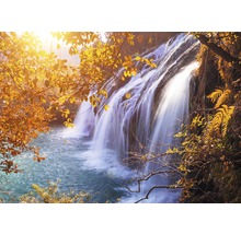 Wasserfall im Wald mit Herbstlaub
