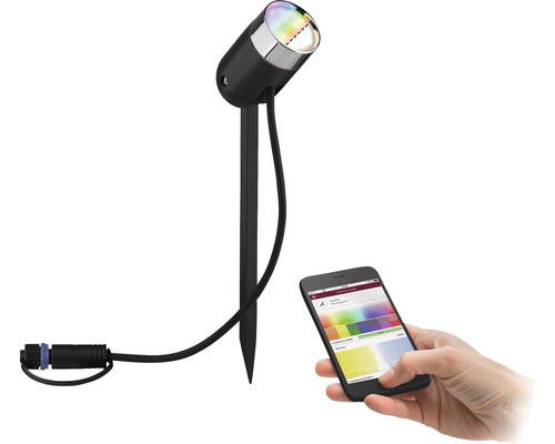 Gartenstrahler mit Erdspieß und Smartphone zur Farbsteuerung