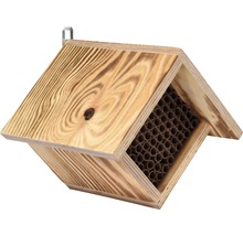 Insektenhotel aus Holz mit Röhren zur Insektenansiedlung