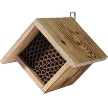 Insektenhotel aus Holz mit Röhren