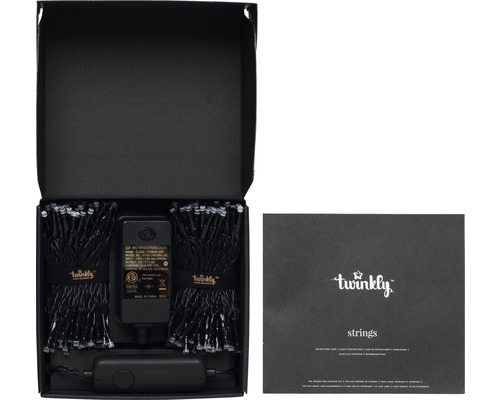 Twinkly Lichterkette im geöffneten Karton mit Netzteil und Bedienungsanleitung