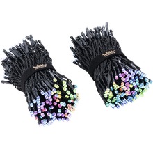 Zwei gebündelte Lichterketten mit mehrfarbigen Lichtern und dem Twinkly Logo.