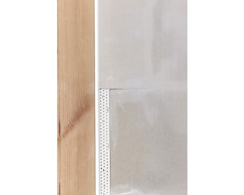 Detailaufnahme einer Gipskartonwand mit Kantenschutz und Holzrahmen