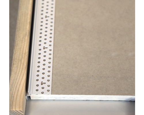 Detailansicht einer Gipskartonplatte mit Kantenschutzprofil an einer Holzwand