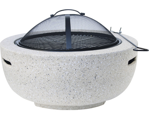 Feuerstelle mit Funkenschutzgitter und Schürhaken