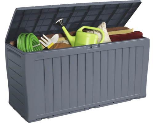 Geöffnete graue Gartenbox mit Gartengeräten und Kissen