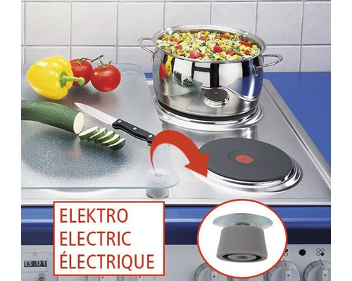 Herdabdeckplatten-Füße auf einem Elektroherd mit Gemüse, Topf und Schneidebrett