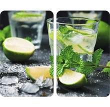 Erfrischendes Getränk mit Limetten und Minze in Gläsern