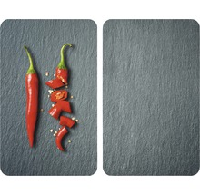Zwei Schieferplatten, eine mit ganzer und geschnittener roter Chili