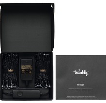 Twinkly Lichterkette im geöffneten Karton mit Netzteil und Bedienungsanleitung