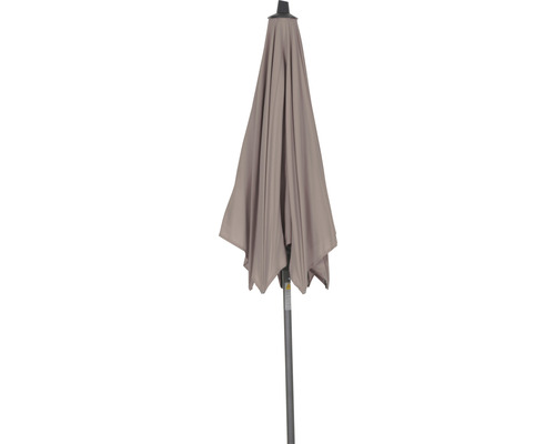 Geschlossener Sonnenschirm mit grauem Bezug und Metallständer.
