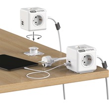 Q-Link Powercube Steckdosenwürfel mit USB-Anschlüssen auf einem Tisch mit Tablet und Netzstecker