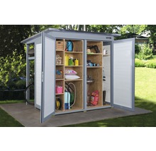 Gartenschrank mit geöffneten Türen und Regalen, gefüllt mit Gartenzubehör.