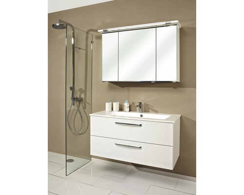 Badezimmer mit Duschkabine, Waschbeckenunterschrank und Spiegelschrank.