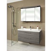Badezimmer mit Waschtischunterschrank, Spiegelschrank und Dusche