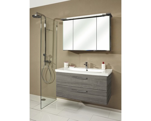 Badezimmer mit Duschkabine, Waschtischunterschrank und Spiegelschrank