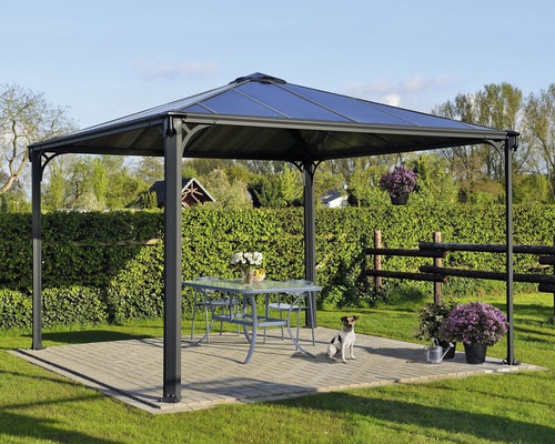 Gartenszene mit Pavillon, Tisch, Stühlen und Dekoration auf einer gepflasterten Fläche