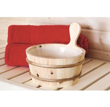 Holzeimer mit Griff und Handtuch im Hintergrund für die Sauna