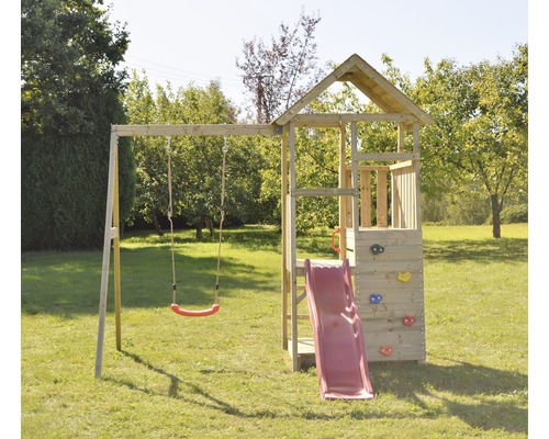 Spielturm mit Schaukel, Kletterwand und Rutsche im Garten