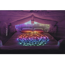 Schlafzimmer in Iglu-Optik mit dekorativer Lichterkette auf dem Bett