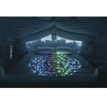 Bett mit Lichterkette in Iglu-ähnlicher Umgebung