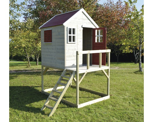 Spielhaus aus Holz mit Treppe und Plattform im Garten