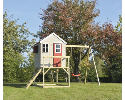 Spielhaus mit Schaukelanlage auf einer grünen Wiese.