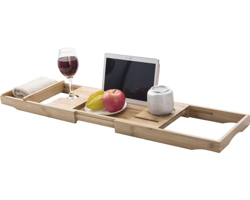 Badebrett aus Holz mit Glas Wein, Tablet, Obst und Handtuch