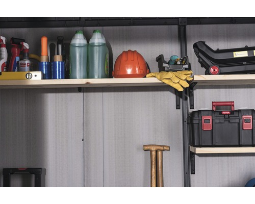 Regale mit Werkzeugen, Reinigern und Arbeitsutensilien für den Heimwerkerbedarf.