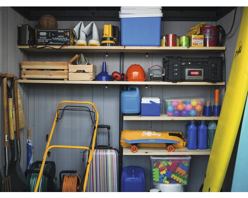 Regal mit Gartengeräten, Werkzeugen und Aufbewahrungsboxen