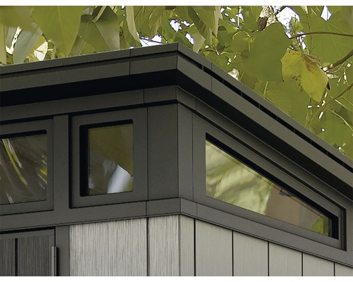 Detailansicht eines Gartenhauses mit Fenstern und Dachabschluss