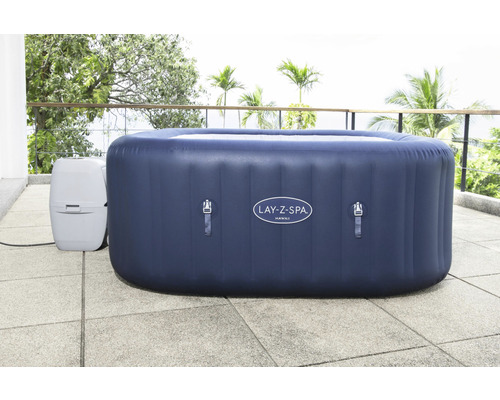 Aufblasbarer Lay-Z-Spa Hawaii Whirlpool mit Pumpe auf einer Terrasse