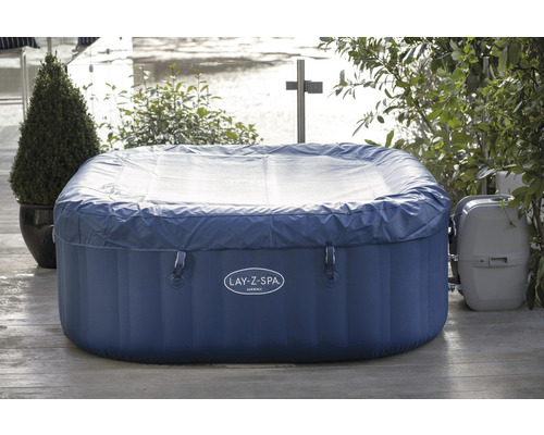 Abgedeckter Lay-Z-Spa Hawaii Whirlpool im Außenbereich