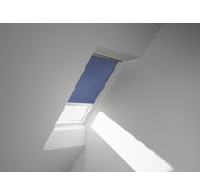 Dachfenster mit blauem Plissee als Sonnenschutz