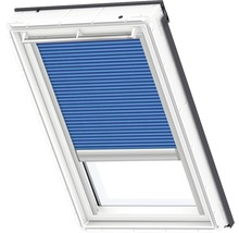 Dachfenster mit blauem Plissee
