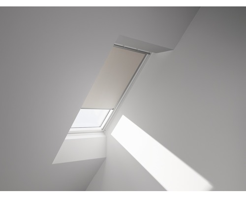 Dachfenster mit Rollo in einem hellen Raum
