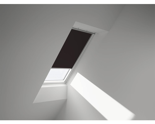 Dachfenster mit Verdunkelungsrollo in einem hellen Raum